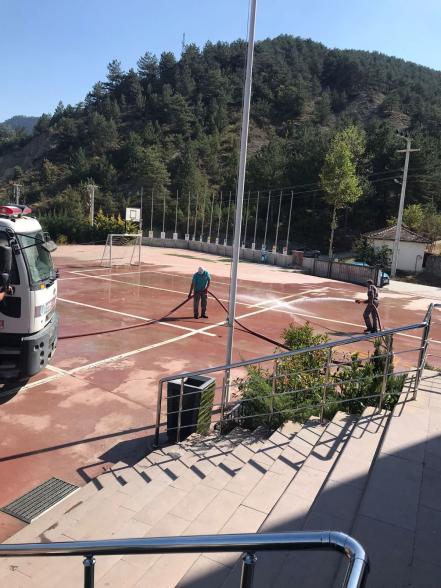 Belediyeden Okulların Oyun Bahçelerine Temizlik ve Donanım Desteği