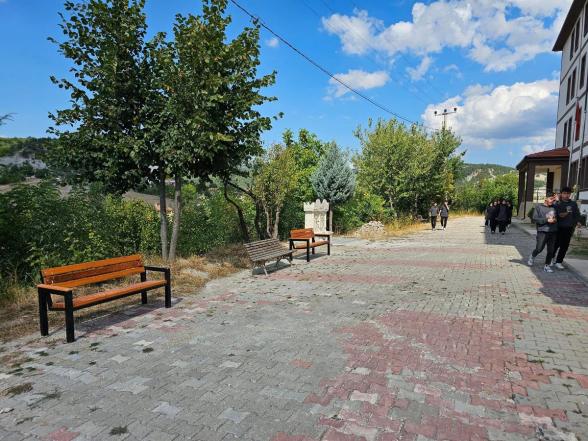 Belediyeden Okulların Oyun Bahçelerine Temizlik ve Donanım Desteği