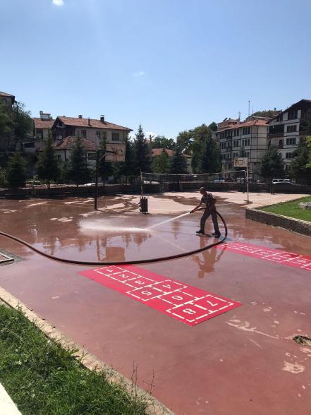 Belediyeden Okulların Oyun Bahçelerine Temizlik ve Donanım Desteği