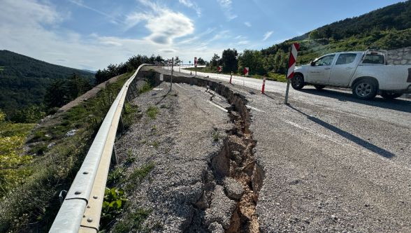 Bolu-Göynük Yolundaki Kayma Nedeniyle Ulaşım Tek Şeride Düştü, Kalıcı Çözüm Bekleniyor