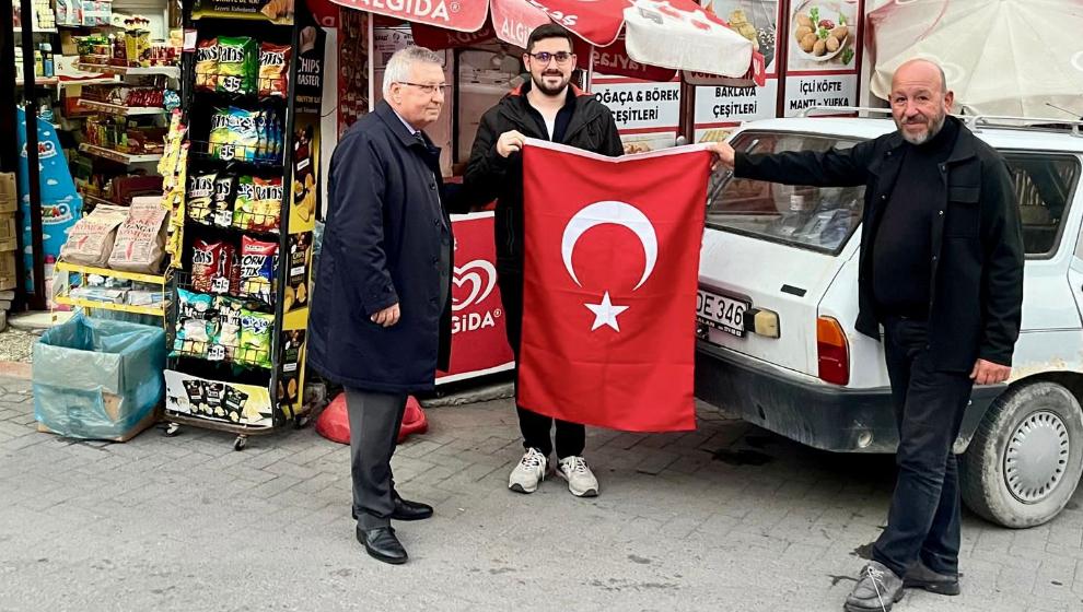 Esnafa Bayrak Dağıtımı ile Cumhuriyet Coşkusu Başladı