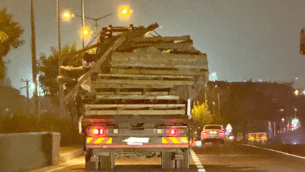 Düzensiz Yük Taşıyan Kamyon Kazaya Davetiye Çıkardı