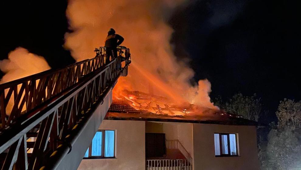 Safranlar Köyü'nde Korkutan Yangın: İki Katlı Ev Yandı