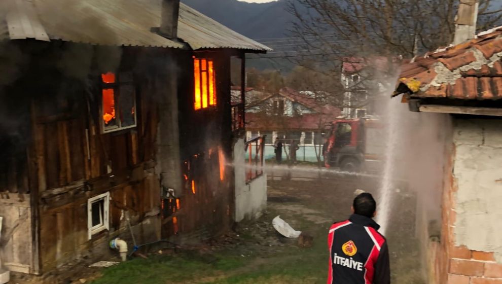 Taşkesti'de Ahşap Evde Yangın: Ev Kullanılamaz Hale Geldi