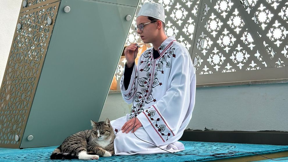 Yoğun Kar Yağışında Camiye Sığınan Sokak Kedisi İlgi Odağı Oldu